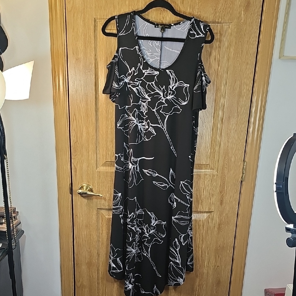 Chic Asymmetrical Black and White Floral Cold Shoulder Dress